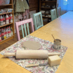 Keraamika töötuba täiskasvanute sünnipäevapidu Keilas, Käsitöösalong Vaarikas Vahukoorega