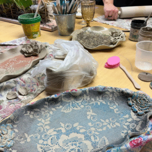 Struktuurmaalimise töötuba täiskasvanute meeleolukas sünnipäev Käsitöösalongis Vaarikas Vahukoorega Keilas